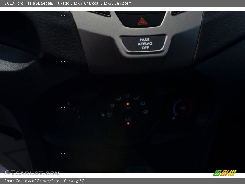 Tuxedo Black / Charcoal Black/Blue Accent 2013 Ford Fiesta SE Sedan