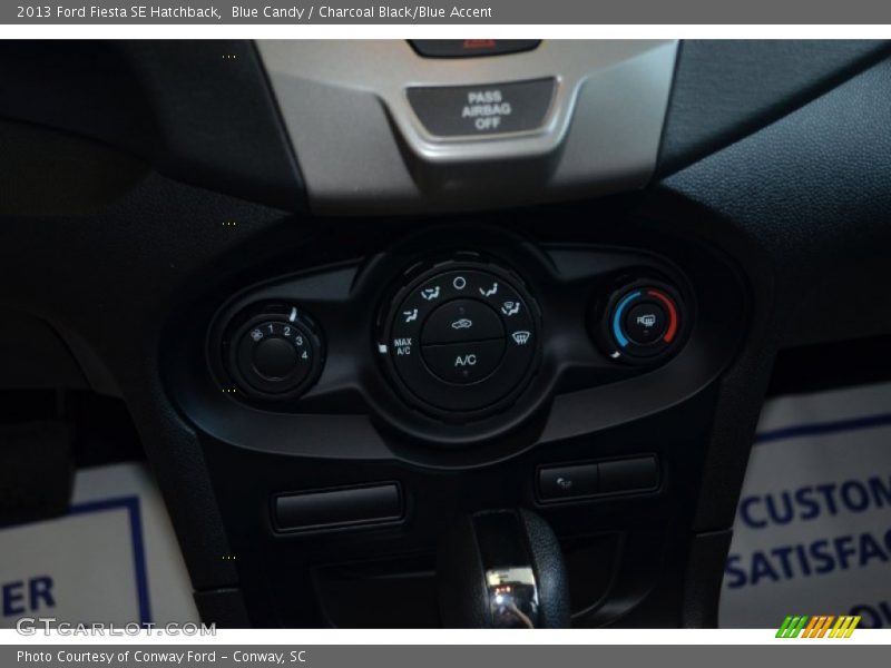 Blue Candy / Charcoal Black/Blue Accent 2013 Ford Fiesta SE Hatchback