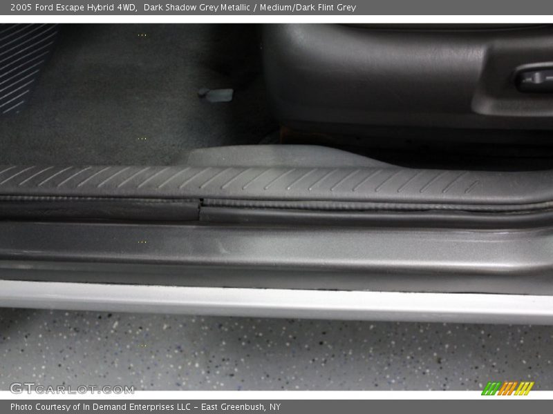 Dark Shadow Grey Metallic / Medium/Dark Flint Grey 2005 Ford Escape Hybrid 4WD