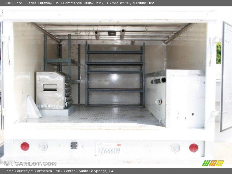 Oxford White / Medium Flint 2006 Ford E Series Cutaway E350 Commercial Utility Truck
