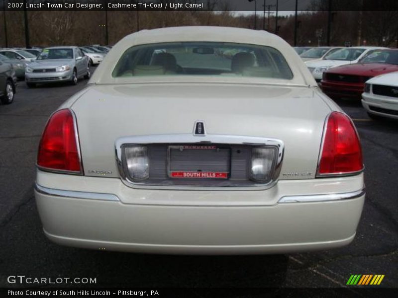 Cashmere Tri-Coat / Light Camel 2007 Lincoln Town Car Designer