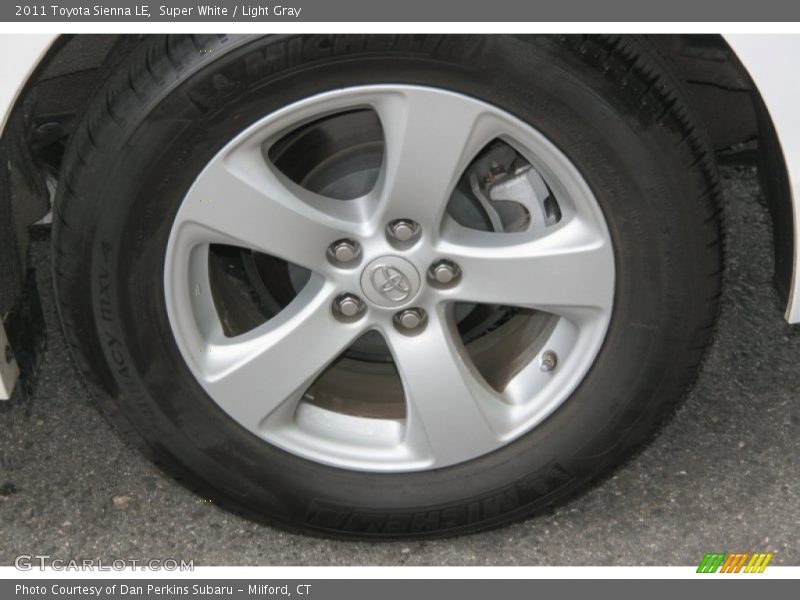 Super White / Light Gray 2011 Toyota Sienna LE