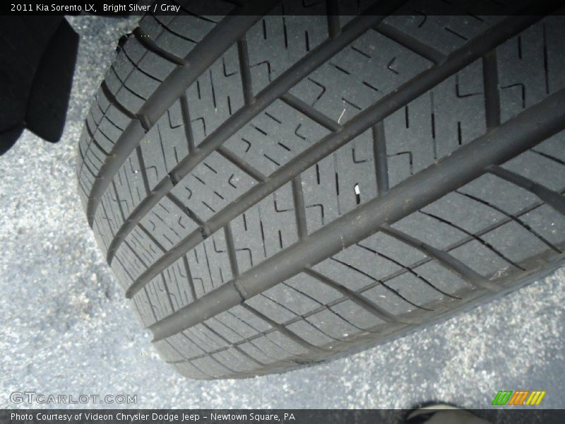 Bright Silver / Gray 2011 Kia Sorento LX