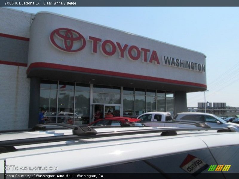 Clear White / Beige 2005 Kia Sedona LX