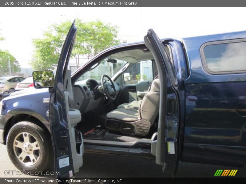 True Blue Metallic / Medium Flint Grey 2005 Ford F150 XLT Regular Cab