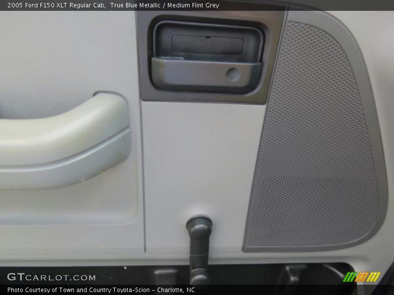 True Blue Metallic / Medium Flint Grey 2005 Ford F150 XLT Regular Cab