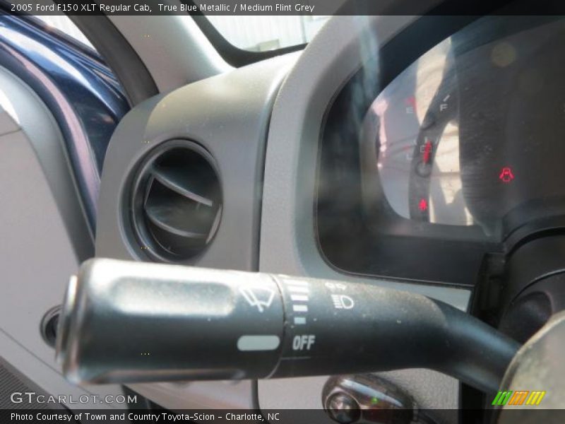 True Blue Metallic / Medium Flint Grey 2005 Ford F150 XLT Regular Cab