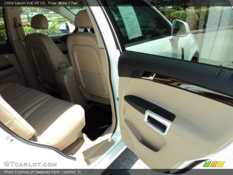 Polar White / Tan 2009 Saturn VUE XR V6