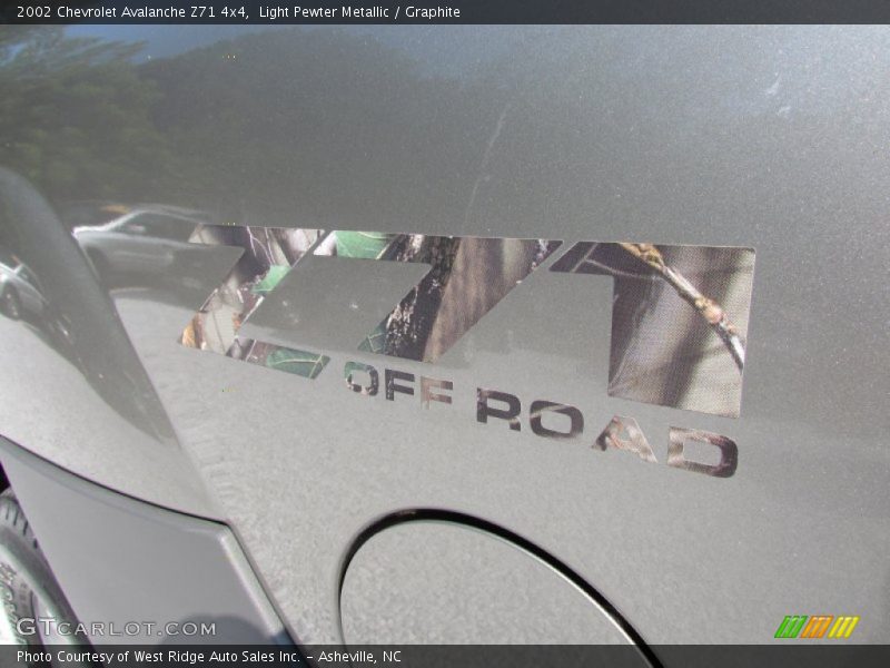 Light Pewter Metallic / Graphite 2002 Chevrolet Avalanche Z71 4x4