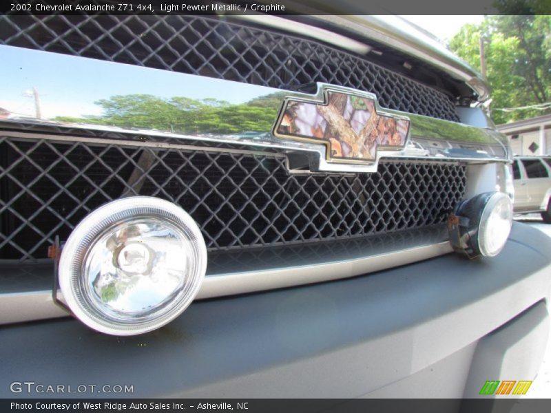 Light Pewter Metallic / Graphite 2002 Chevrolet Avalanche Z71 4x4