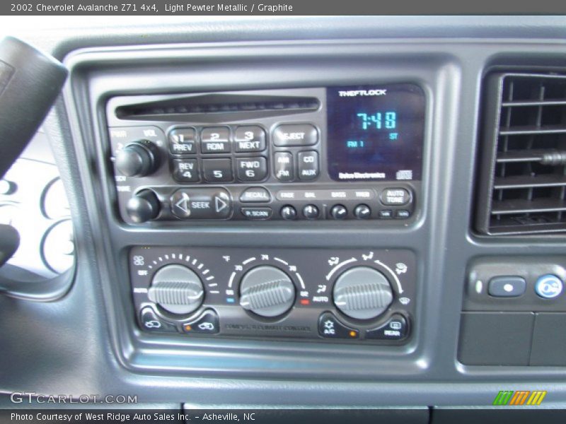 Light Pewter Metallic / Graphite 2002 Chevrolet Avalanche Z71 4x4