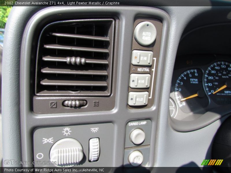 Light Pewter Metallic / Graphite 2002 Chevrolet Avalanche Z71 4x4