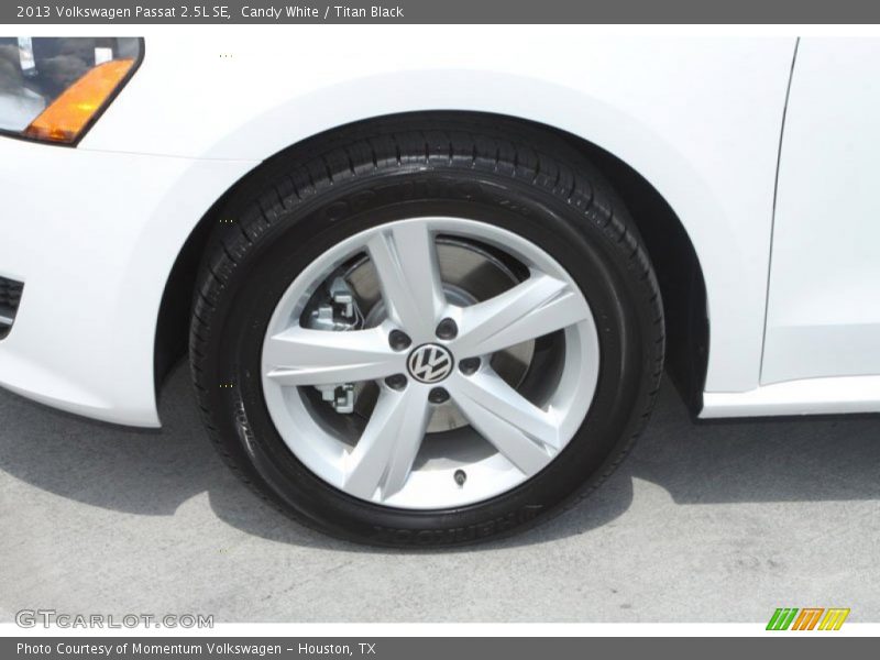 Candy White / Titan Black 2013 Volkswagen Passat 2.5L SE