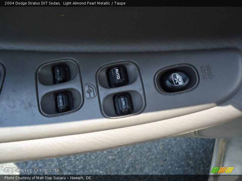 Light Almond Pearl Metallic / Taupe 2004 Dodge Stratus SXT Sedan