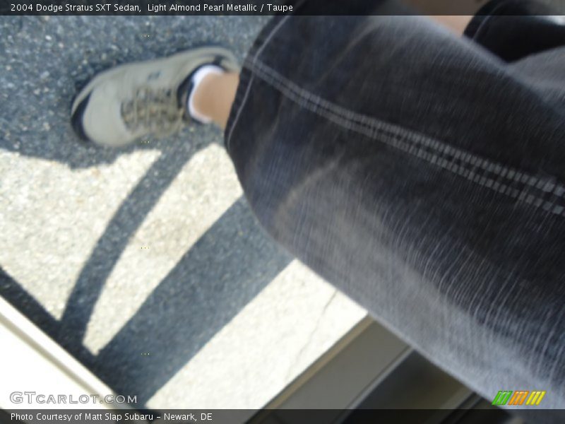 Light Almond Pearl Metallic / Taupe 2004 Dodge Stratus SXT Sedan