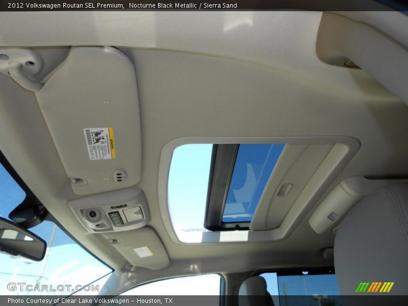 Nocturne Black Metallic / Sierra Sand 2012 Volkswagen Routan SEL Premium