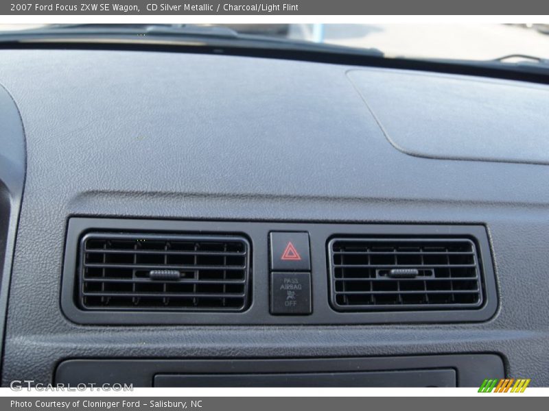 CD Silver Metallic / Charcoal/Light Flint 2007 Ford Focus ZXW SE Wagon