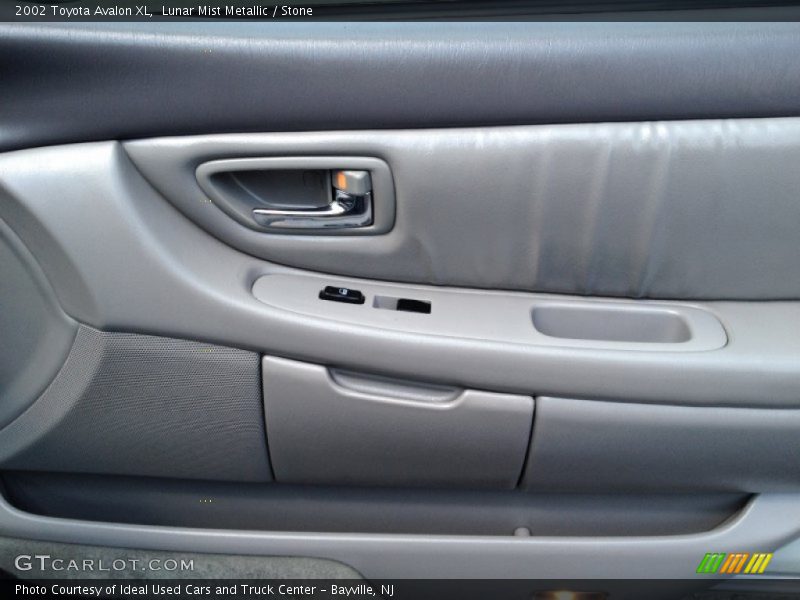 Lunar Mist Metallic / Stone 2002 Toyota Avalon XL