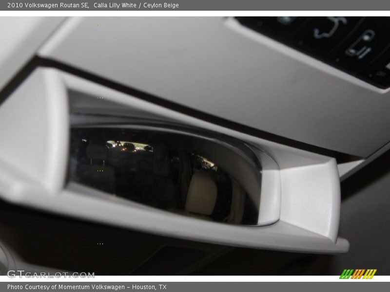 Calla Lilly White / Ceylon Beige 2010 Volkswagen Routan SE