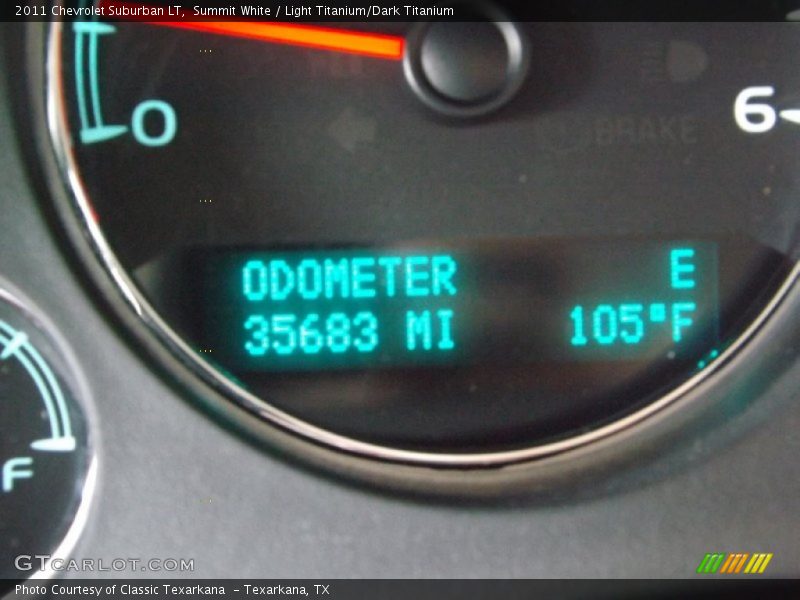 Summit White / Light Titanium/Dark Titanium 2011 Chevrolet Suburban LT