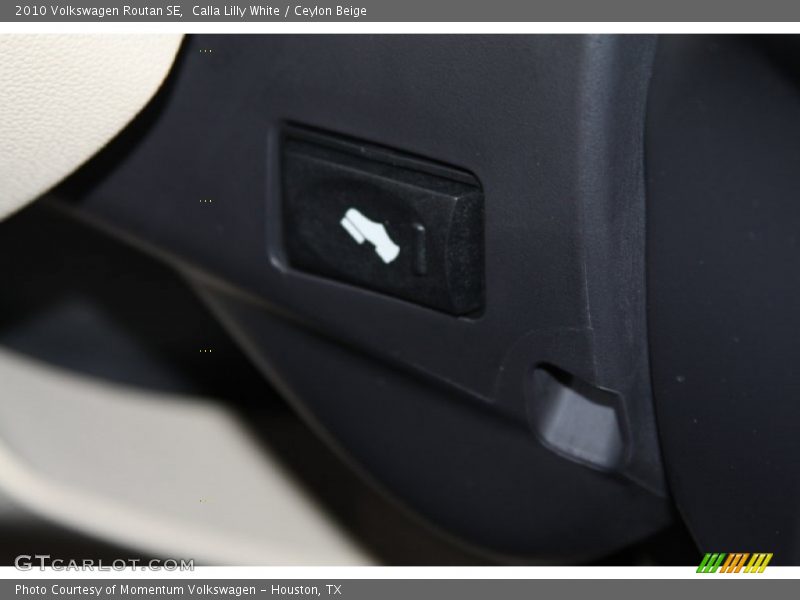 Calla Lilly White / Ceylon Beige 2010 Volkswagen Routan SE