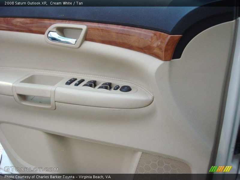 Cream White / Tan 2008 Saturn Outlook XR
