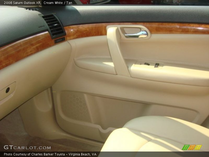 Cream White / Tan 2008 Saturn Outlook XR