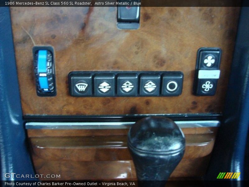 Controls of 1986 SL Class 560 SL Roadster
