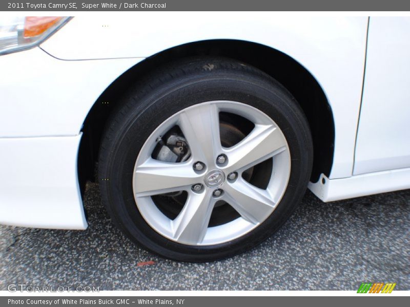 Super White / Dark Charcoal 2011 Toyota Camry SE