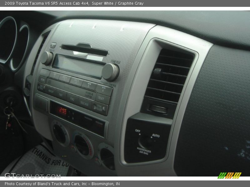 Super White / Graphite Gray 2009 Toyota Tacoma V6 SR5 Access Cab 4x4