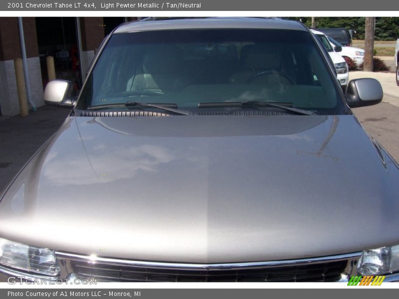 Light Pewter Metallic / Tan/Neutral 2001 Chevrolet Tahoe LT 4x4