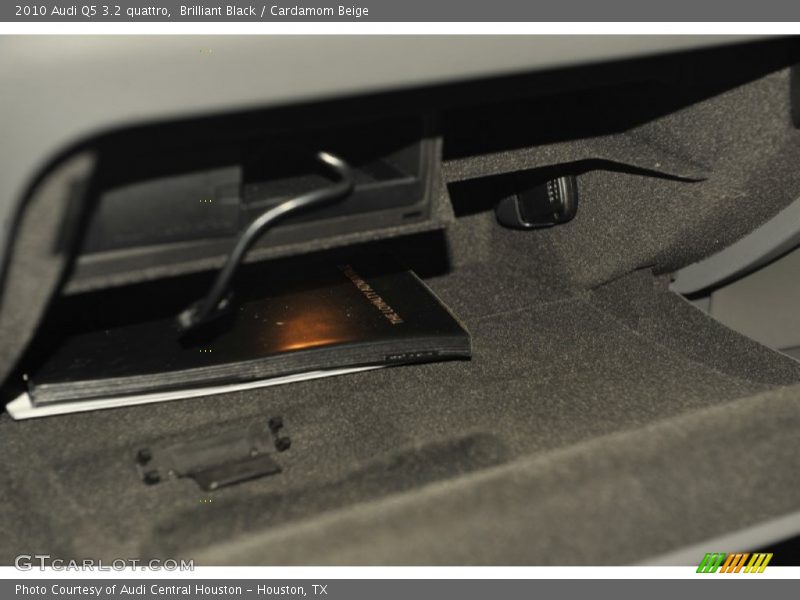Brilliant Black / Cardamom Beige 2010 Audi Q5 3.2 quattro