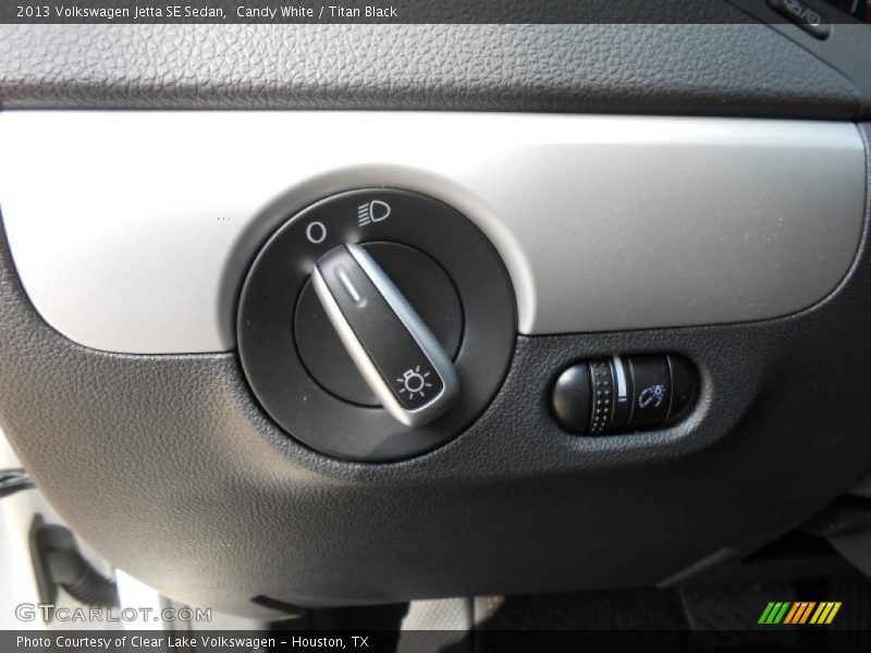 Candy White / Titan Black 2013 Volkswagen Jetta SE Sedan