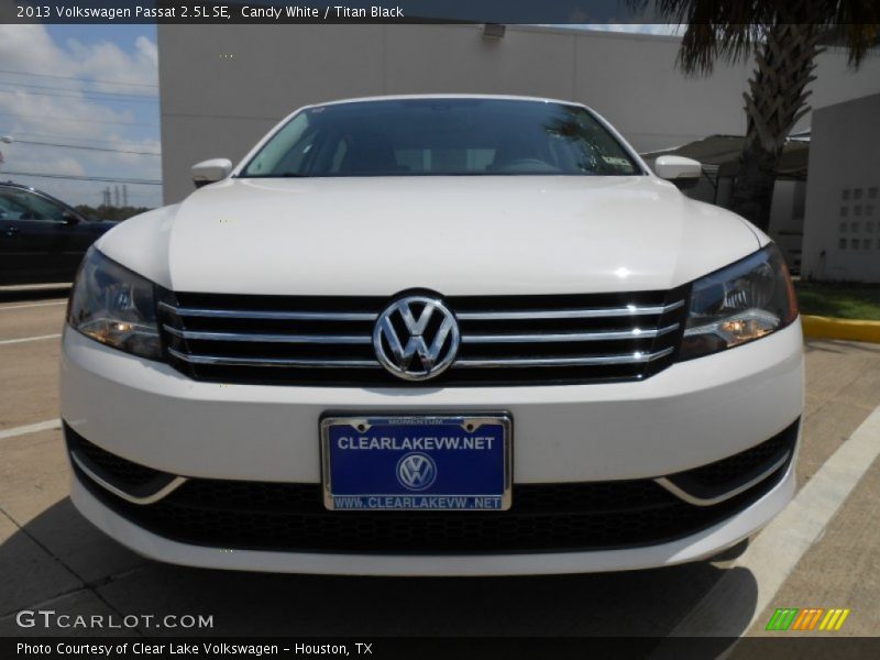 Candy White / Titan Black 2013 Volkswagen Passat 2.5L SE