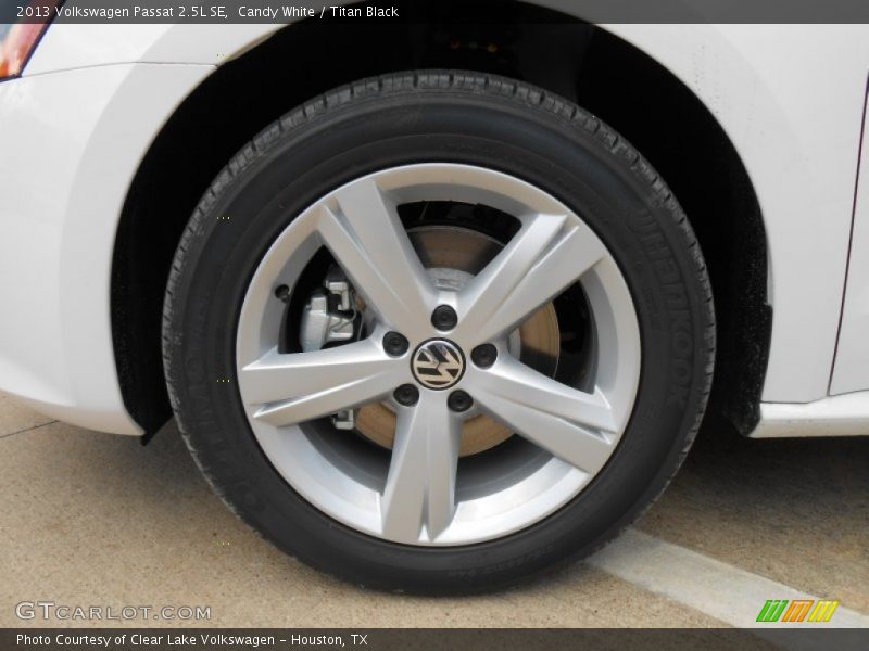 Candy White / Titan Black 2013 Volkswagen Passat 2.5L SE