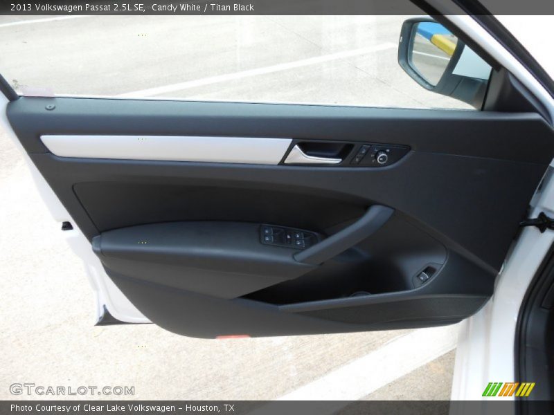 Candy White / Titan Black 2013 Volkswagen Passat 2.5L SE