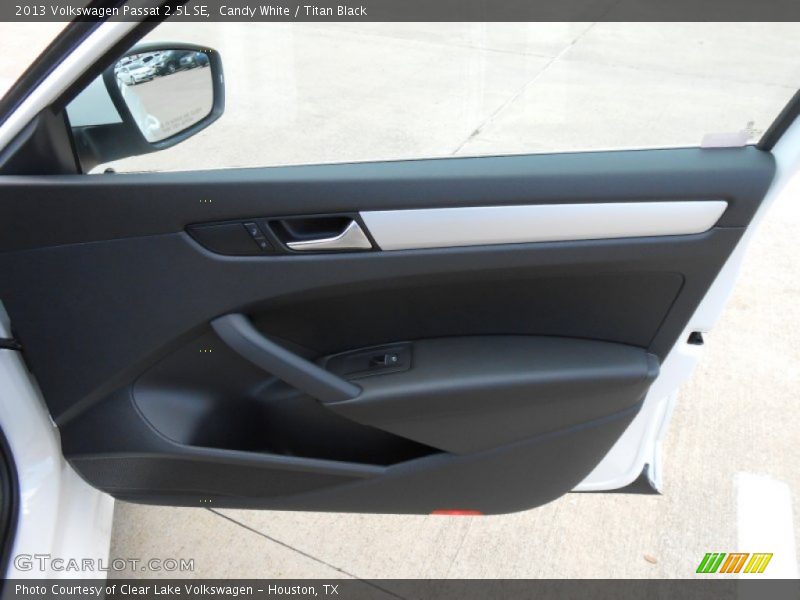 Candy White / Titan Black 2013 Volkswagen Passat 2.5L SE