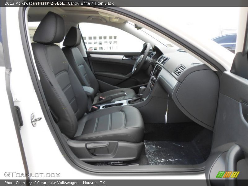 Candy White / Titan Black 2013 Volkswagen Passat 2.5L SE