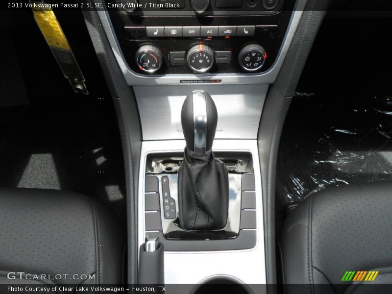 Candy White / Titan Black 2013 Volkswagen Passat 2.5L SE