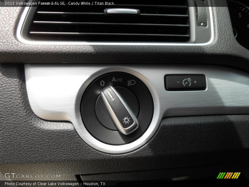 Candy White / Titan Black 2013 Volkswagen Passat 2.5L SE