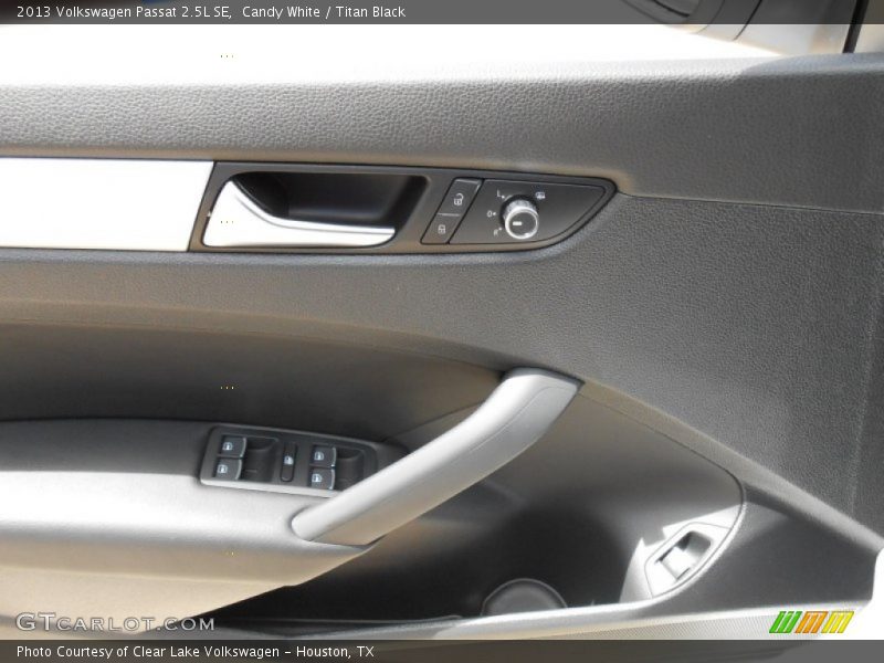 Candy White / Titan Black 2013 Volkswagen Passat 2.5L SE