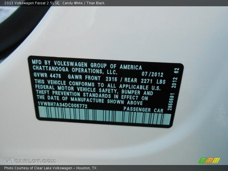 Candy White / Titan Black 2013 Volkswagen Passat 2.5L SE