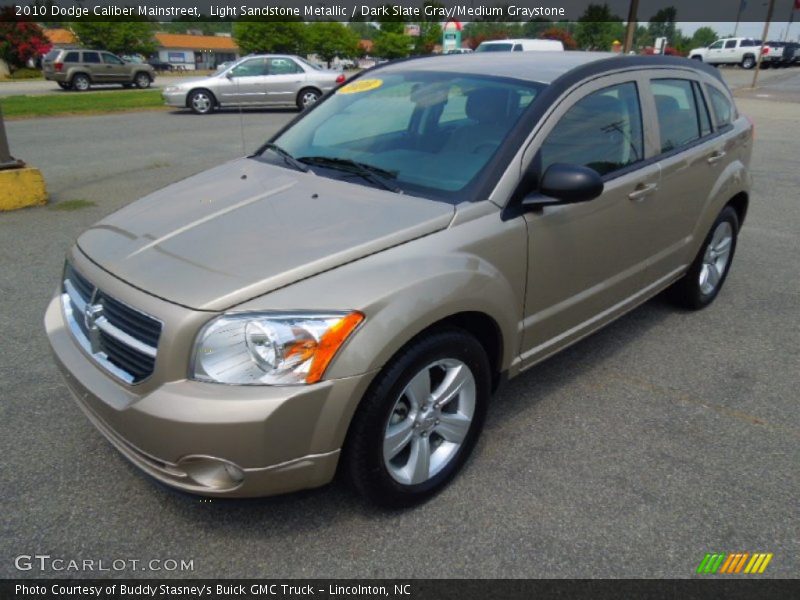 Front 3/4 View of 2010 Caliber Mainstreet