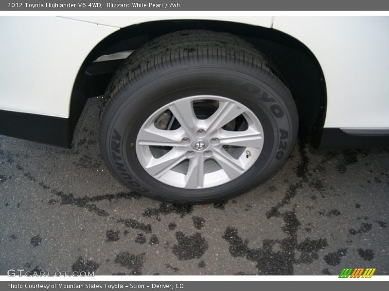 Blizzard White Pearl / Ash 2012 Toyota Highlander V6 4WD