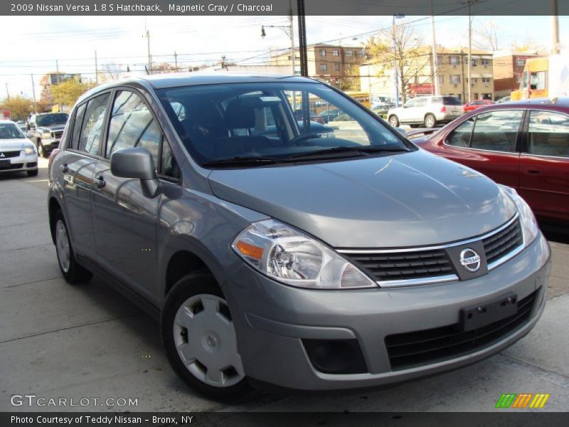 Magnetic Gray / Charcoal 2009 Nissan Versa 1.8 S Hatchback