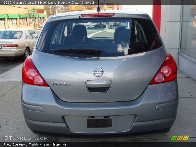Magnetic Gray / Charcoal 2009 Nissan Versa 1.8 S Hatchback