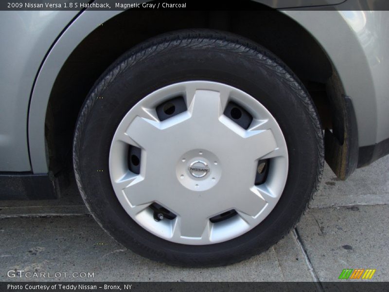 Magnetic Gray / Charcoal 2009 Nissan Versa 1.8 S Hatchback