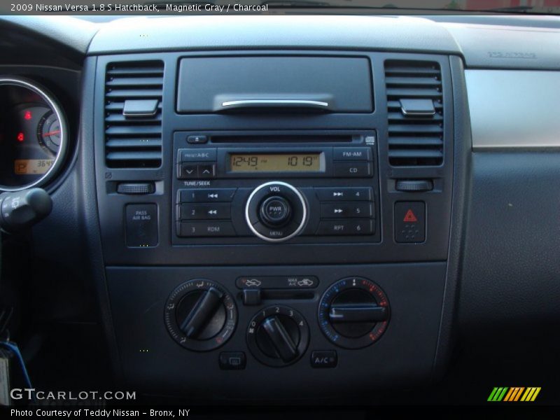 Magnetic Gray / Charcoal 2009 Nissan Versa 1.8 S Hatchback