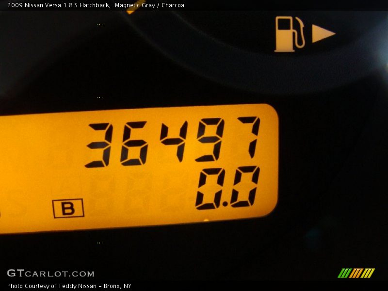 Magnetic Gray / Charcoal 2009 Nissan Versa 1.8 S Hatchback