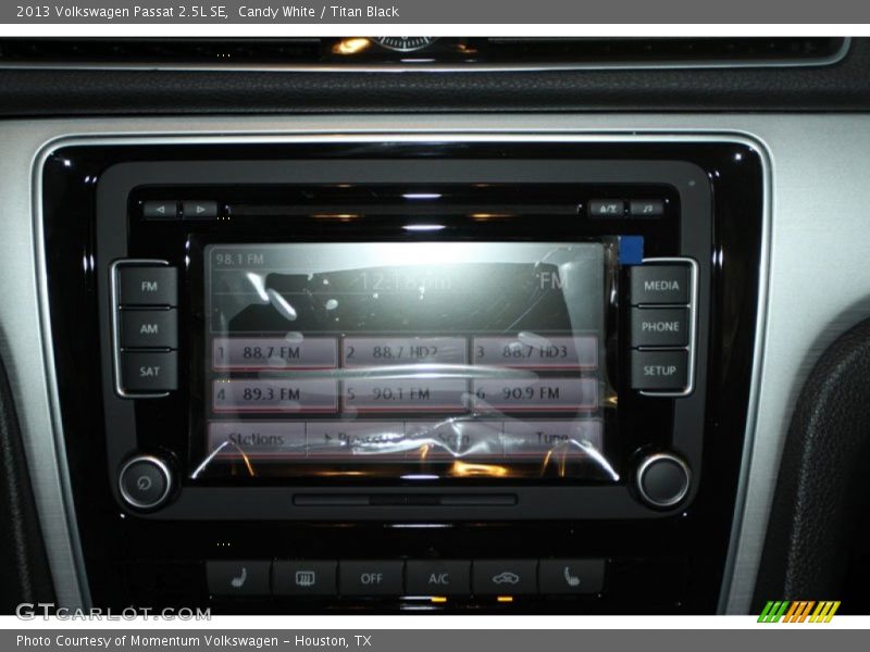Candy White / Titan Black 2013 Volkswagen Passat 2.5L SE